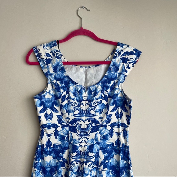 Forever 21/Blue & White Floral Form Fitting Dress - Picture 5 of 7